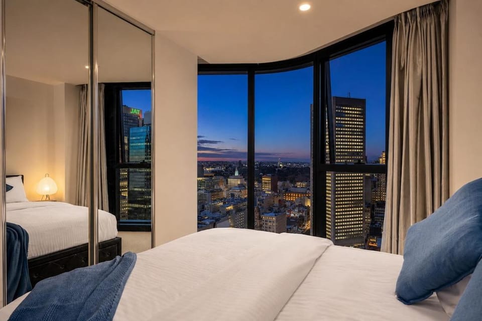 Tokyo After Dark Luxe 3BR Pool, Gym Parking Apartment in Melbourne
