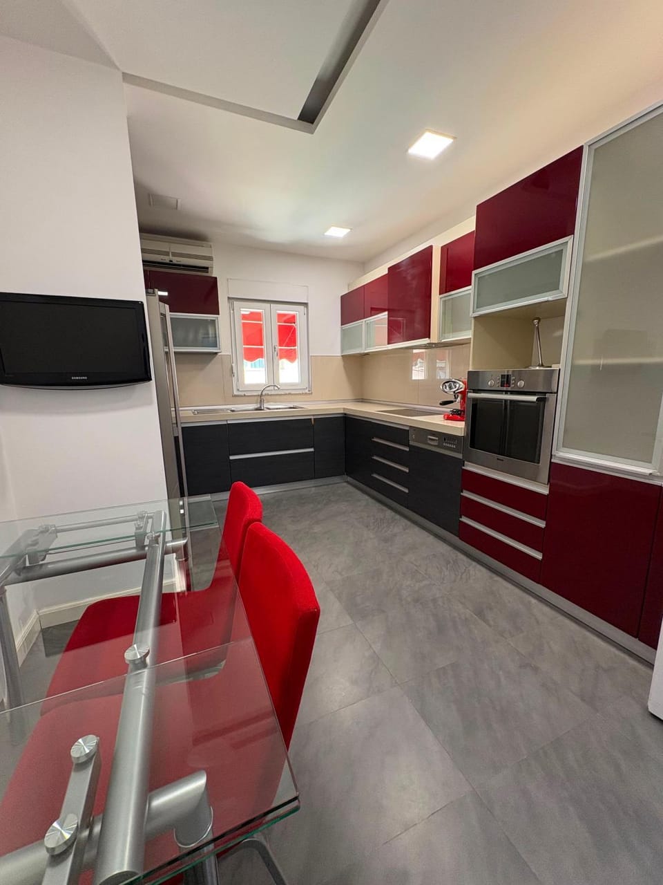 Kitchen or kitchenette, Dining area