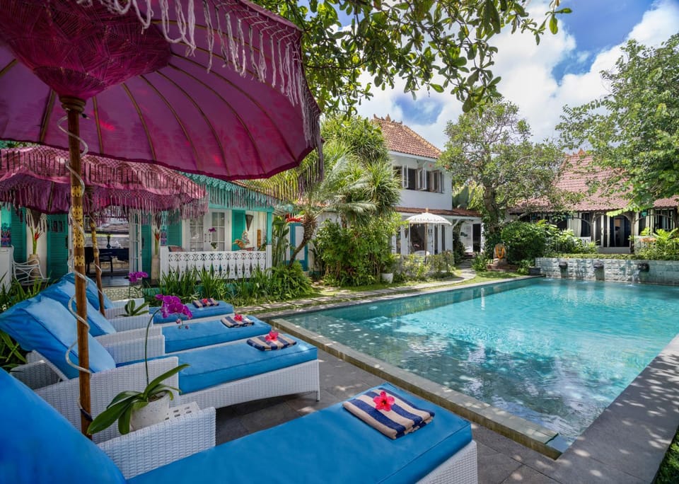 Swimming pool, sunbed