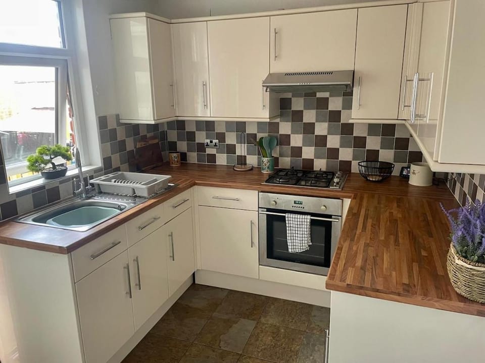 Elmville by the sea open Air Beach 10 minute walk House in Scarborough