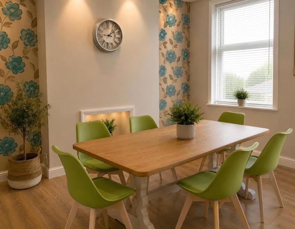 Elmville by the sea open Air Beach 10 minute walk House in Scarborough