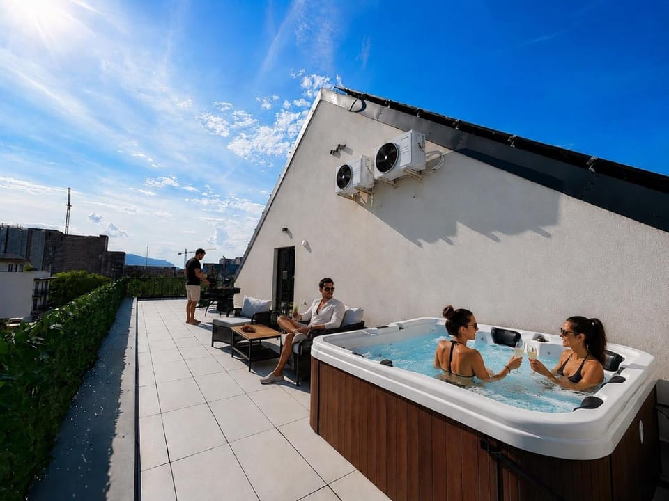 Day, Natural landscape, BBQ facilities, Hot Tub, Balcony/Terrace, Pool view, Swimming pool