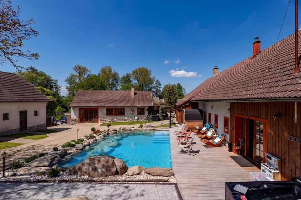 Property building, Patio, Day, Balcony/Terrace, Pool view, Swimming pool, sunbed