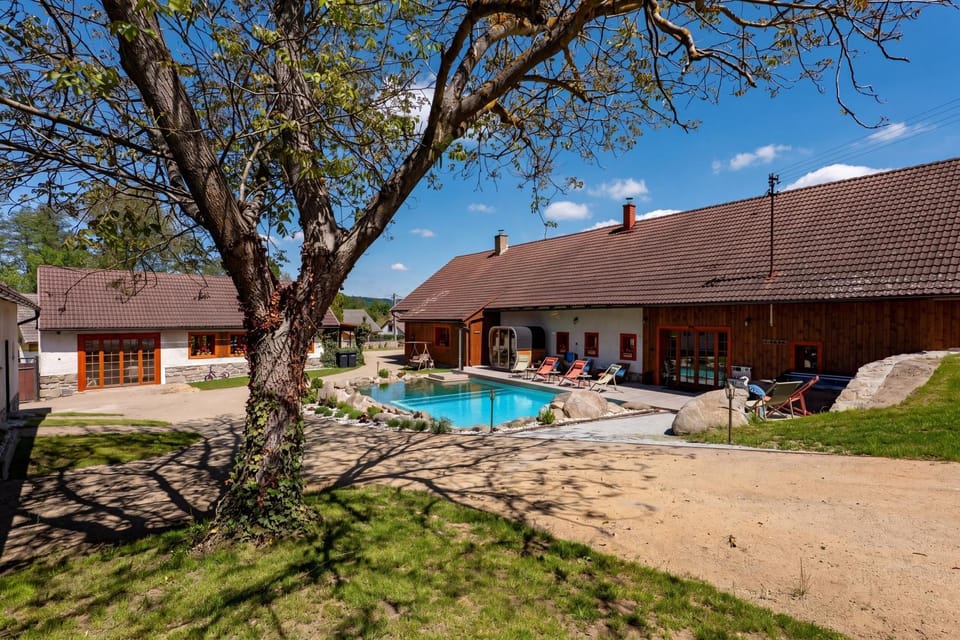Property building, Garden, Swimming pool