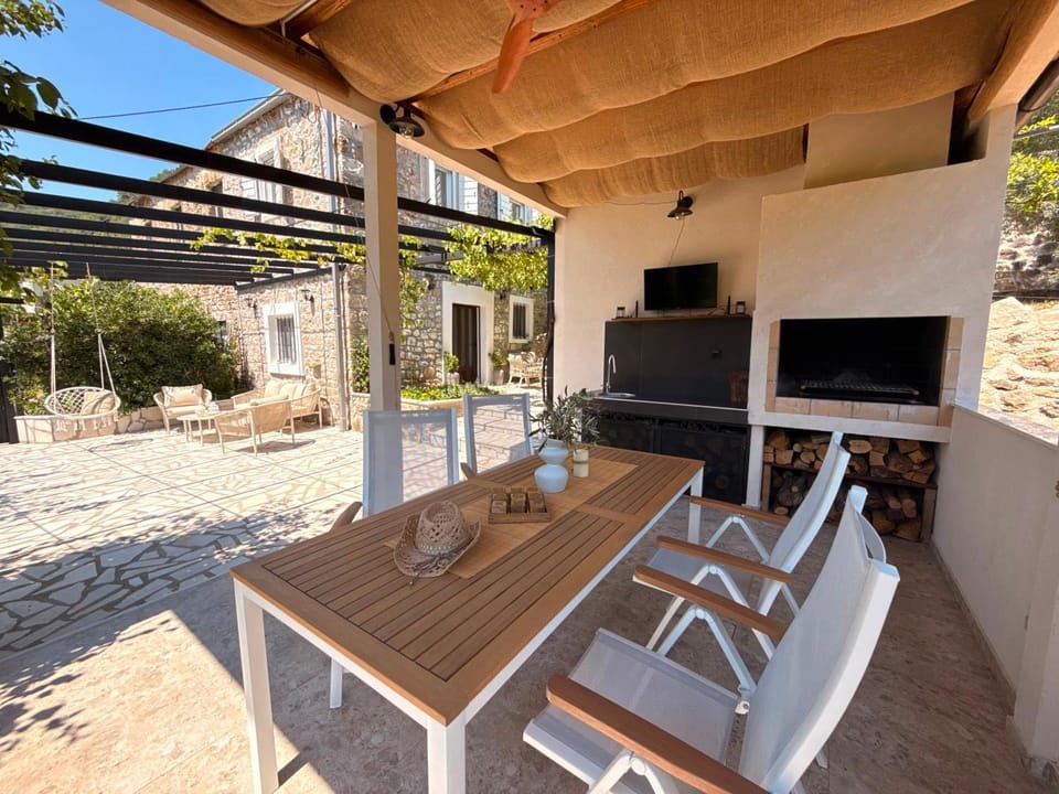 Patio, Communal lounge/ TV room, Day, TV and multimedia, Balcony/Terrace, Evening entertainment