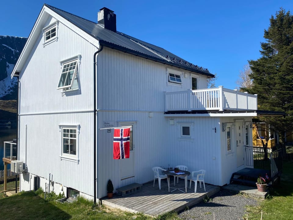 Reine Retro Villa - Cozy Villa With a Fantastic View House in Lofoten