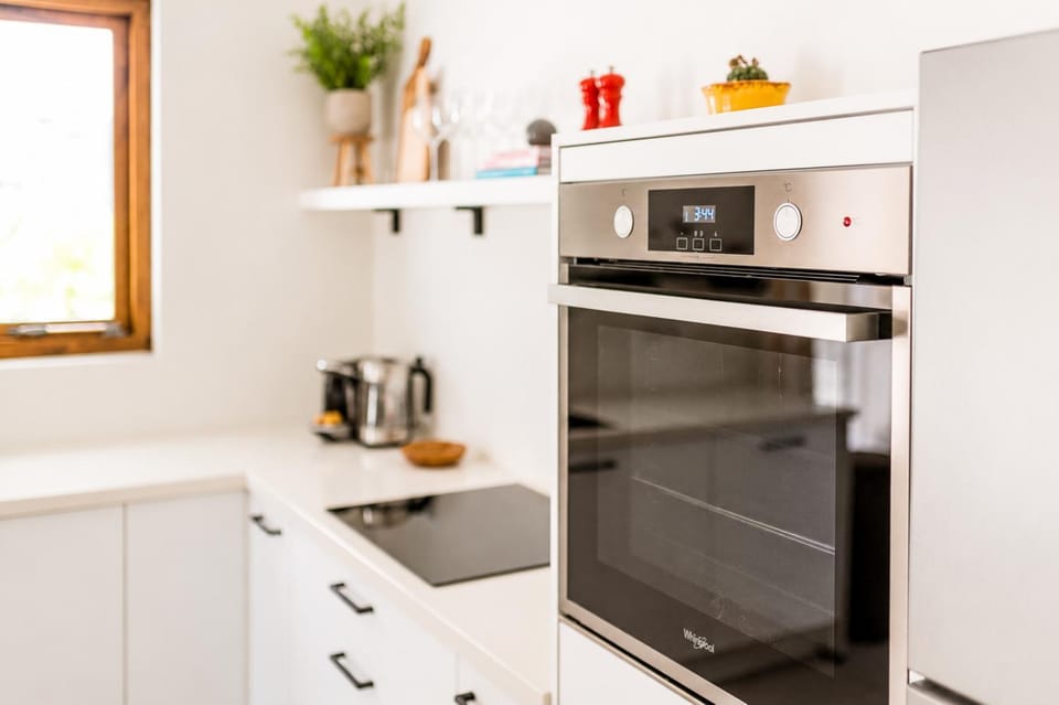 Coffee/tea facilities, Kitchen or kitchenette, oven, stove, kitchen