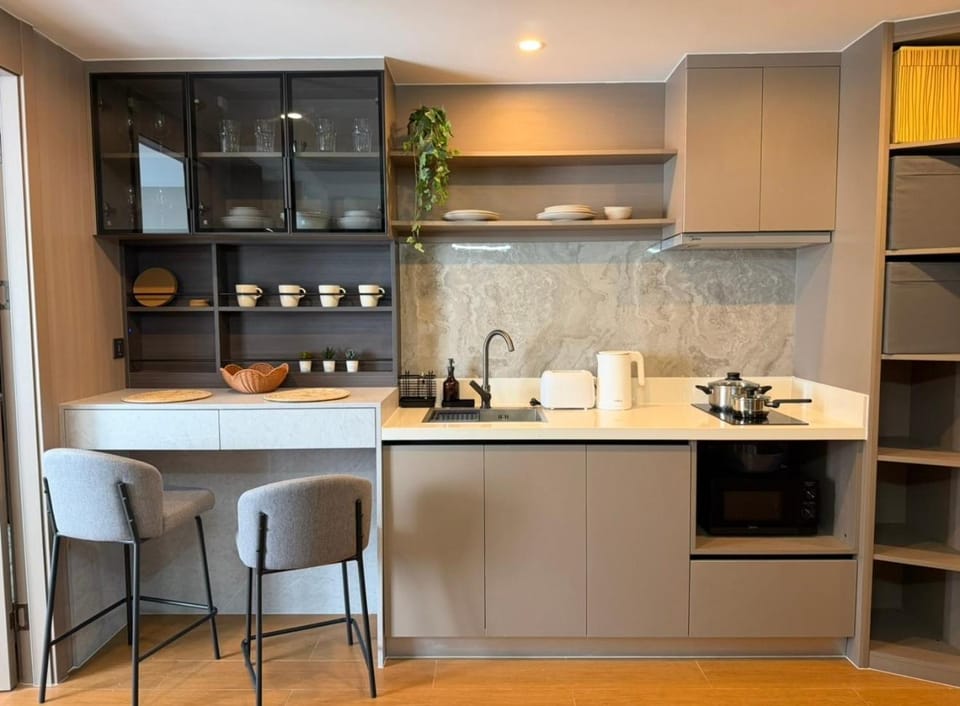 Coffee/tea facilities, Living room, Dining area, stove, kitchen