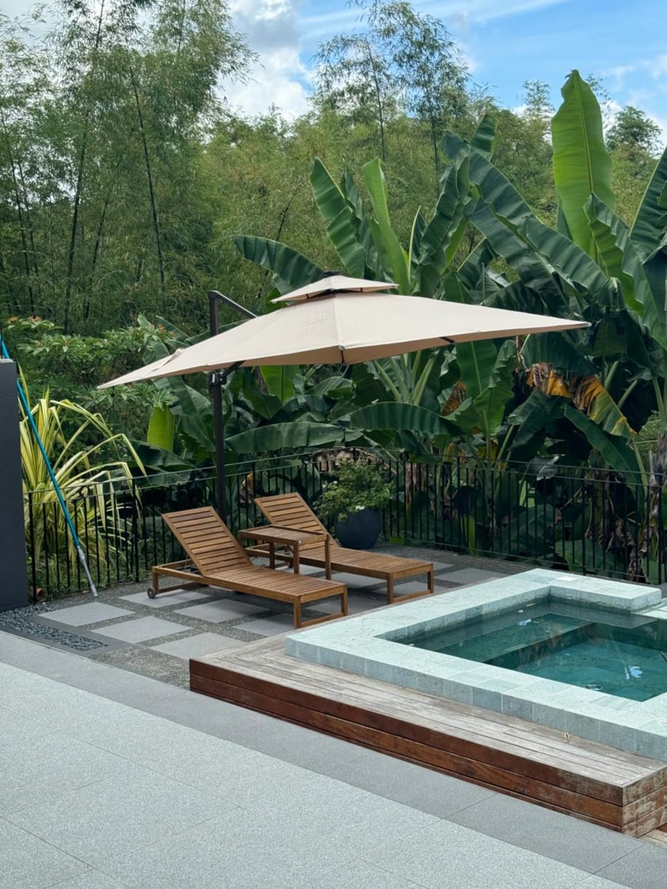 Swimming pool, sunbed