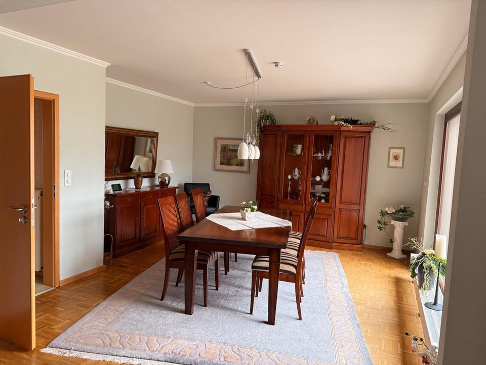 Seating area, Dining area