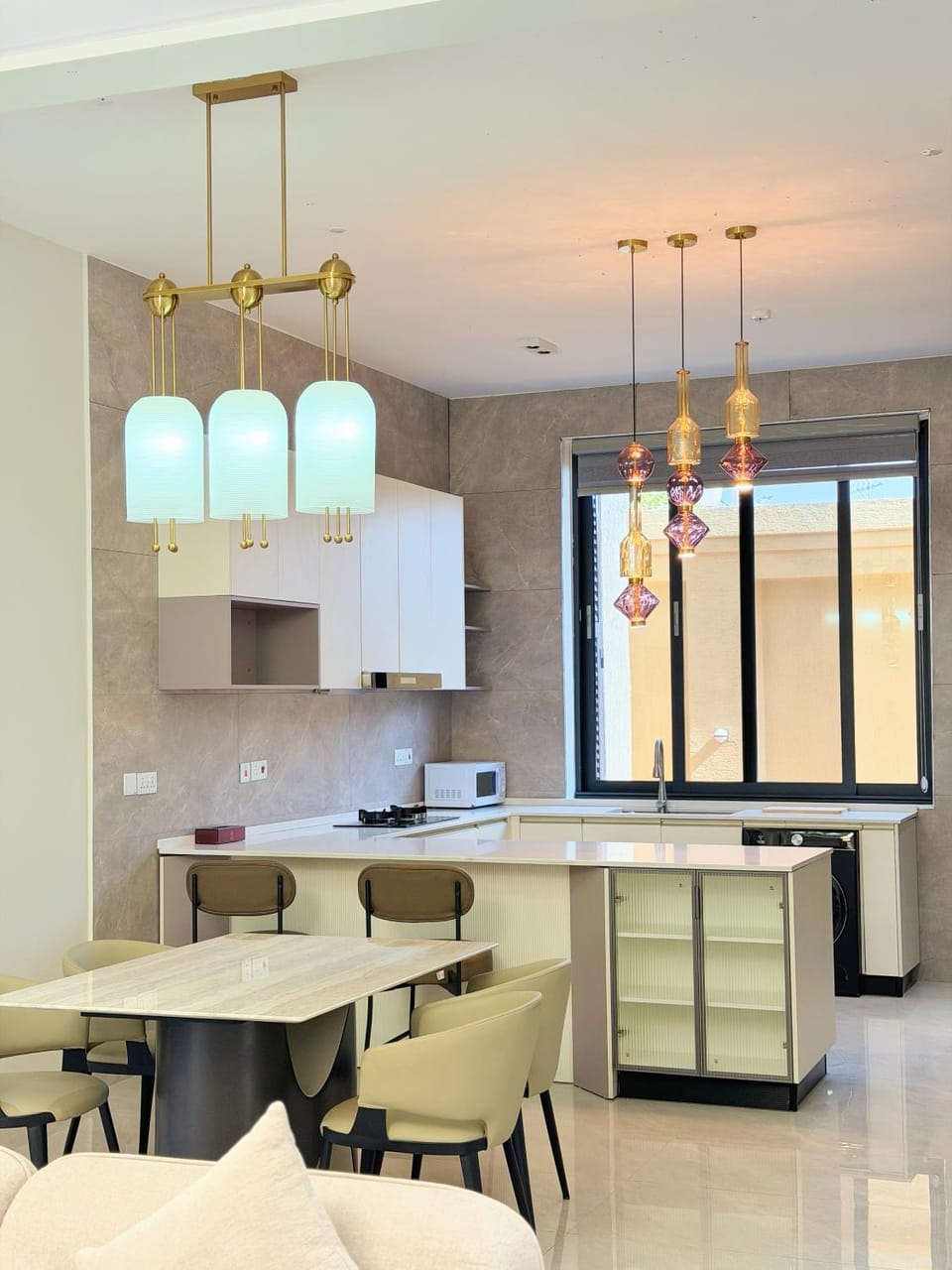 Kitchen or kitchenette, Dining area