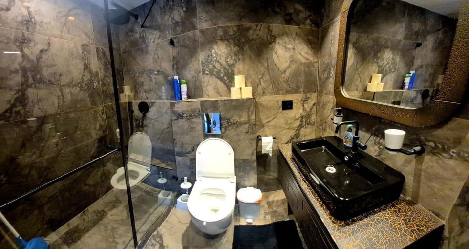 Shower, Toilet