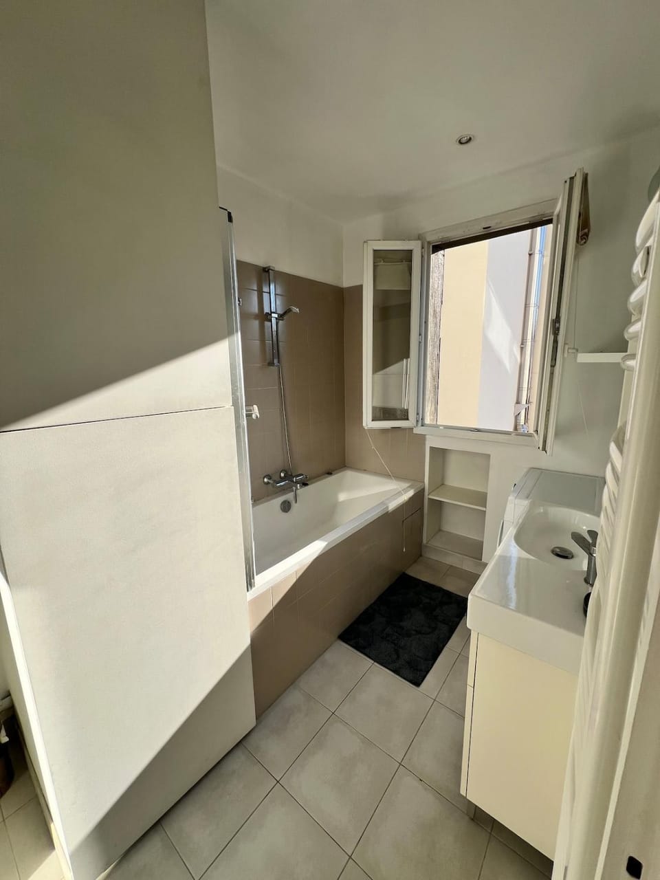 Appartement de 2 chambres situé à 3 minutes du métro comprenant une cuisine équipée, lave-linge et Wi-Fi haut débit Apartment in Montrouge