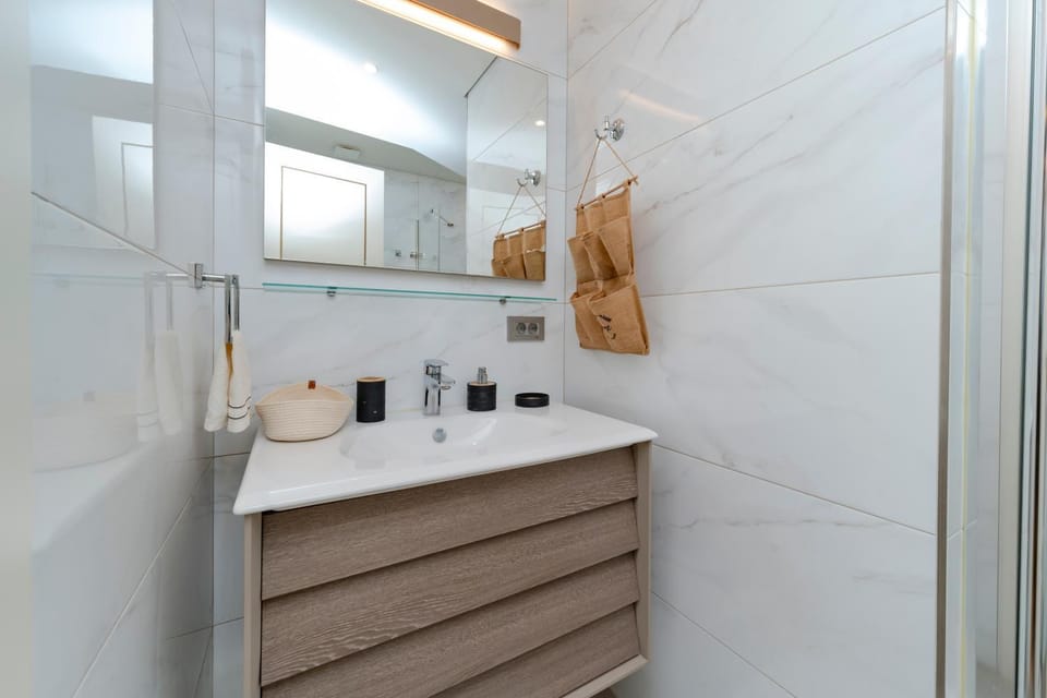 One-Bedroom Suite in New Managed Residence - Secure Building with Elevator- 2 min to Taksim Central Location Apartment in Istanbul