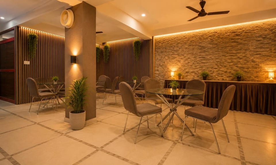 Restaurant/places to eat, Seating area, Dining area