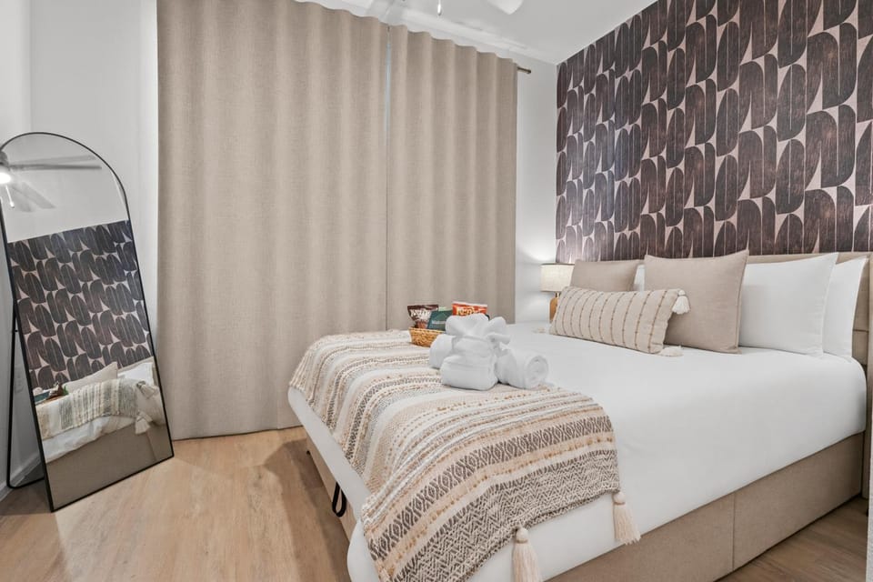 Bed, Bedroom, towels