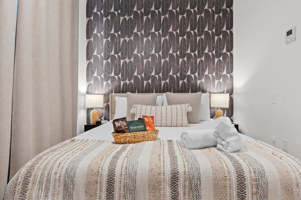 Bed, Photo of the whole room, Bedroom, towels