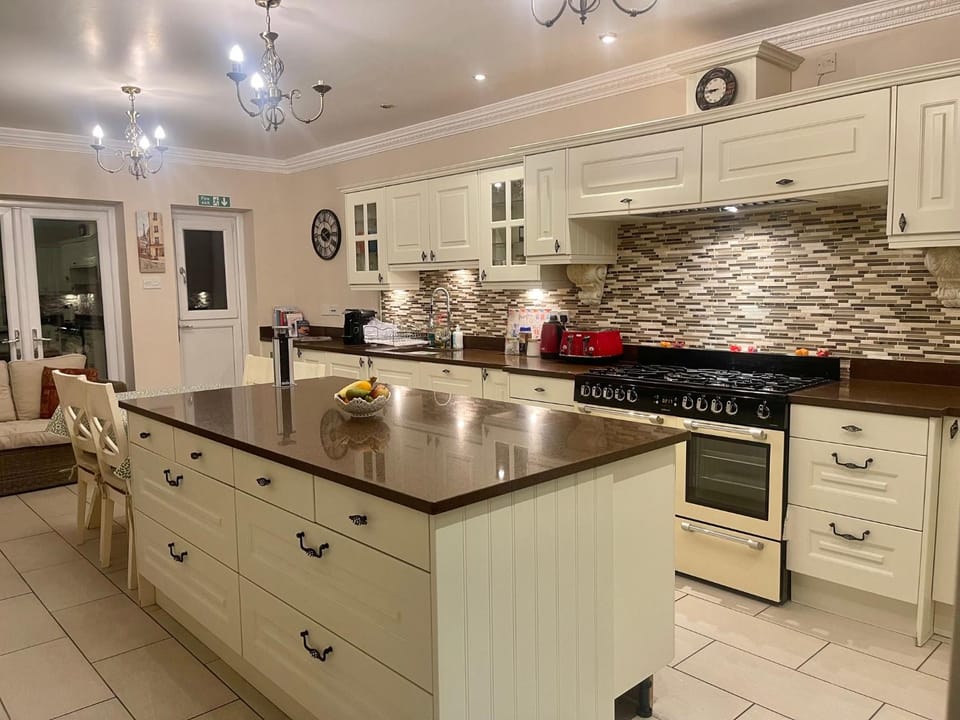 Kitchen or kitchenette, Dining area, dishwasher, oven