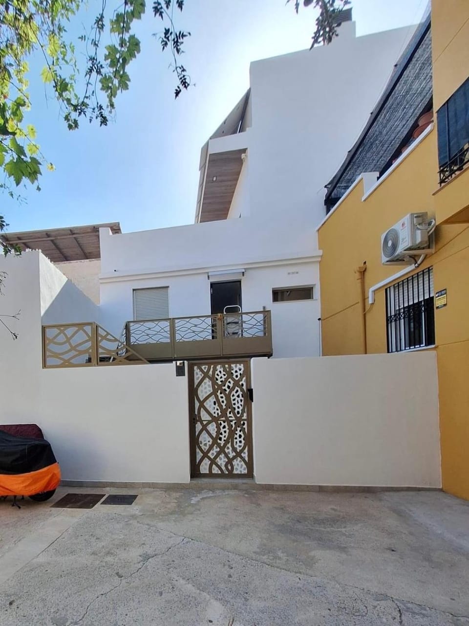 Facade/entrance