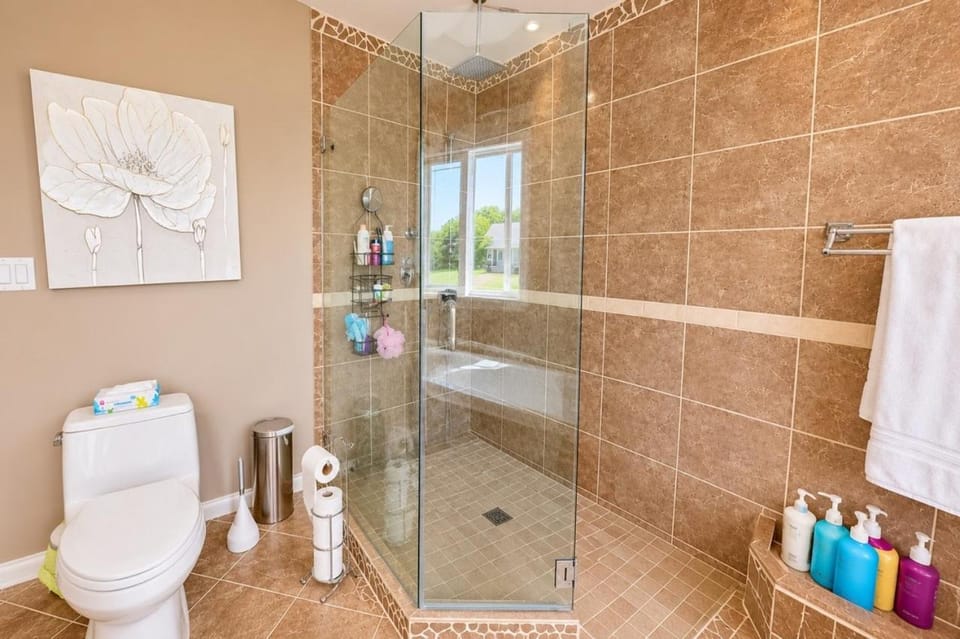 3BR Stylish Home Premium Kitchen & Bright Spaces Apartment in Châteauguay