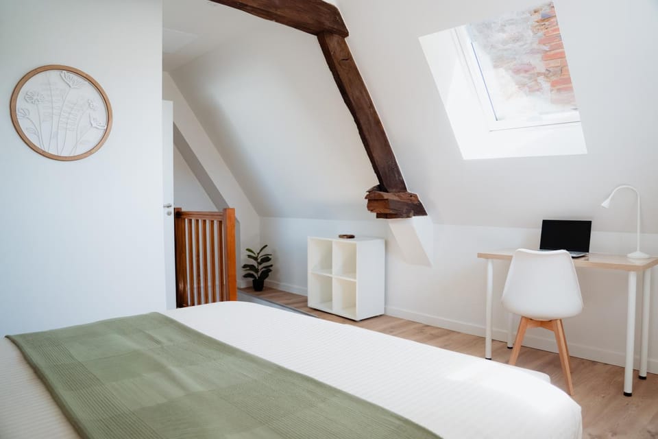 Bed, Photo of the whole room, Seating area, storage