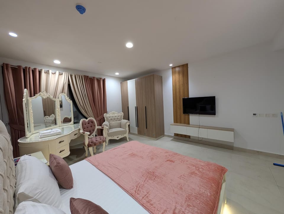 Communal lounge/ TV room, Bed, TV and multimedia, Living room, Photo of the whole room, Seating area, Evening entertainment, Bedroom, hair dresser, wardrobe