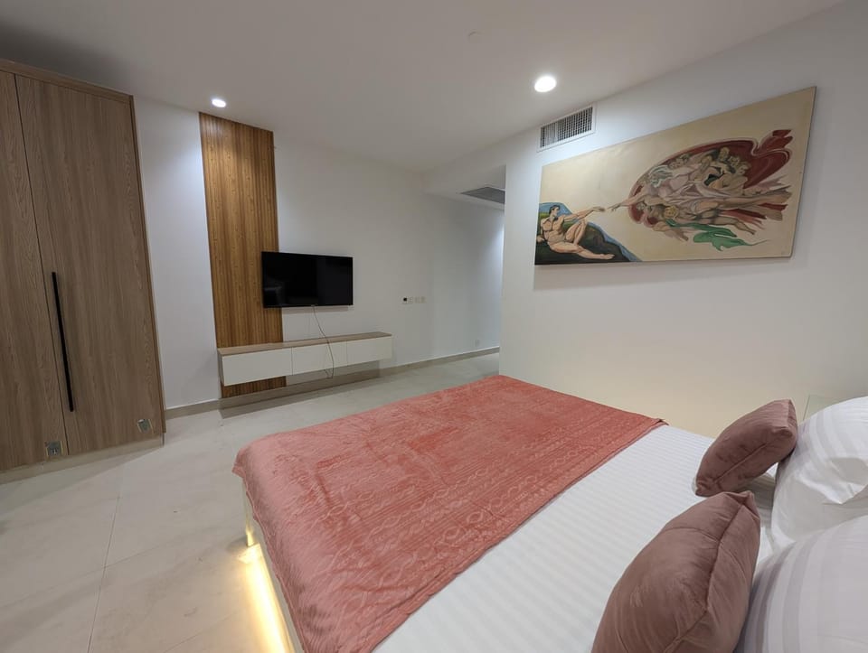Communal lounge/ TV room, Bed, TV and multimedia, Photo of the whole room, Evening entertainment, Bedroom, wardrobe