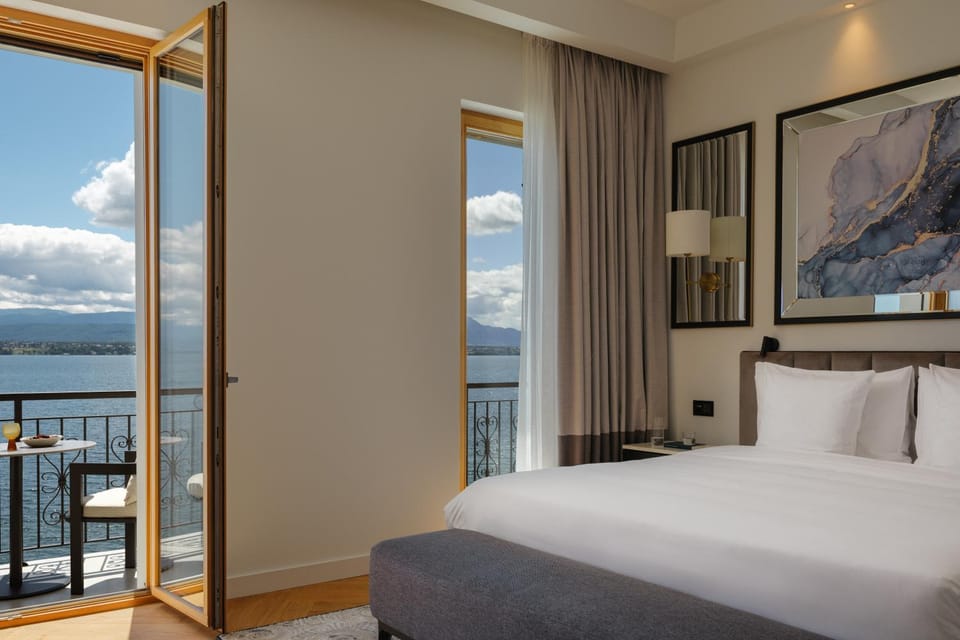 Photo of the whole room, Lake view
