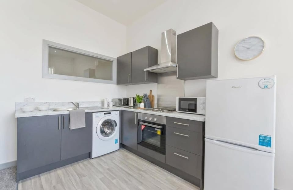 1 Bed Budget Apartment in Central Dudley w WiFi Apartment in Stourbridge