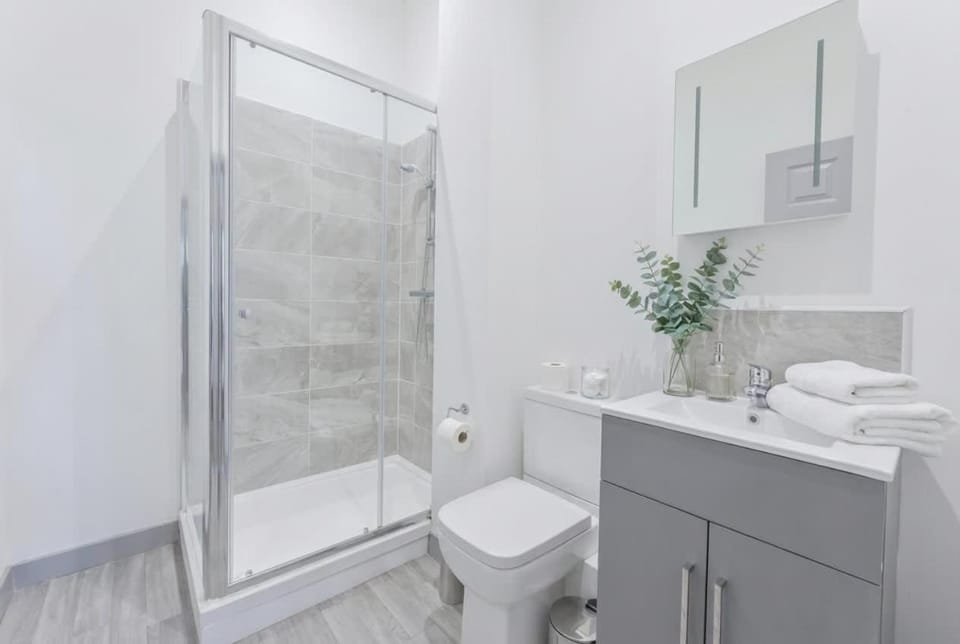 1 Bed Budget Apartment in Central Dudley w WiFi Apartment in Stourbridge