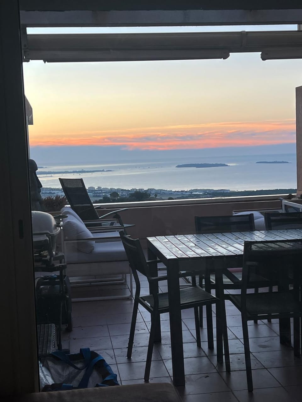 Beautiful quiet 2-bedroom apartment with panoramic sea view Apartment in Mandelieu-La Napoule