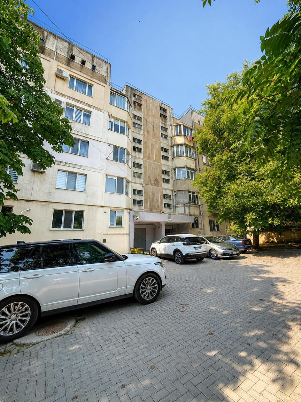 Property building, Facade/entrance, Day, Neighbourhood, On site, Street view, Area and facilities, Location, Inner courtyard view, Parking
