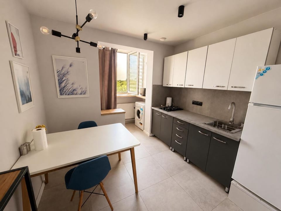 Day, Coffee/tea facilities, Kitchen or kitchenette, Photo of the whole room, Dining area, City view, Street view, furniture, heating, microwave, stove, laundry, washing machine, kitchen
