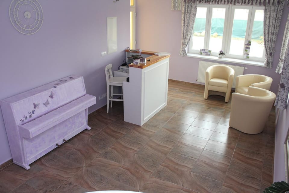 Communal lounge/ TV room, Children play ground, Lobby or reception, On site, Family