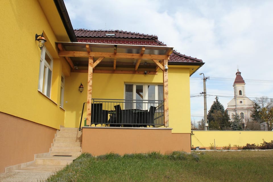 Property building, Nearby landmark, Neighbourhood, Natural landscape, Place of worship, Garden, Balcony/Terrace, Balcony/Terrace, On site, Landmark view, Landmark view
