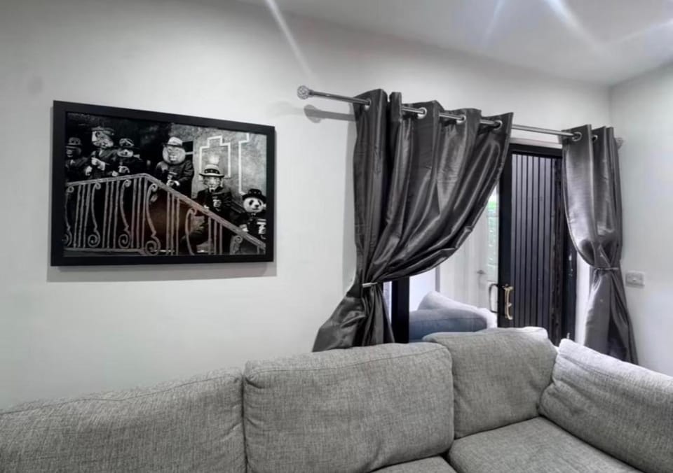 The Murrayfield Retreat, 4 Beds, Sleeps 8 House in Edinburgh