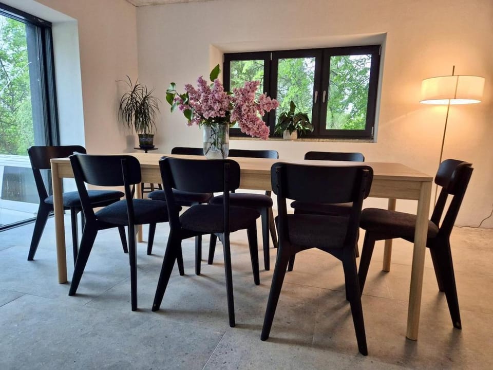 Seating area, Dining area