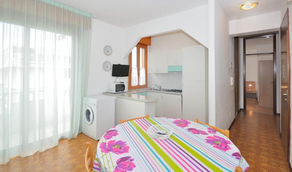 Kitchen or kitchenette, washing machine