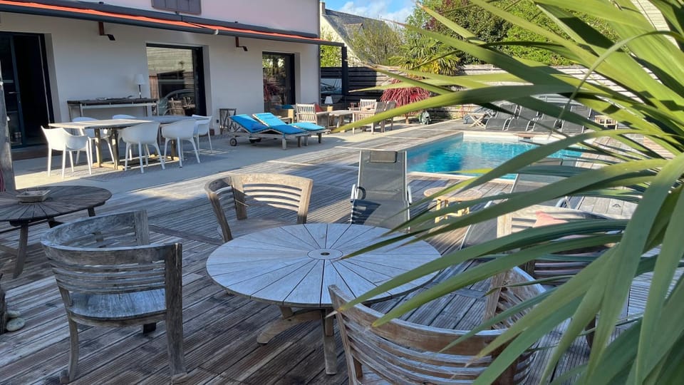 Property building, Patio, Day, Pool view, Swimming pool, sunbed