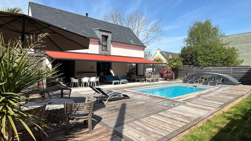 Property building, Day, Balcony/Terrace, Pool view, Swimming pool, sunbed