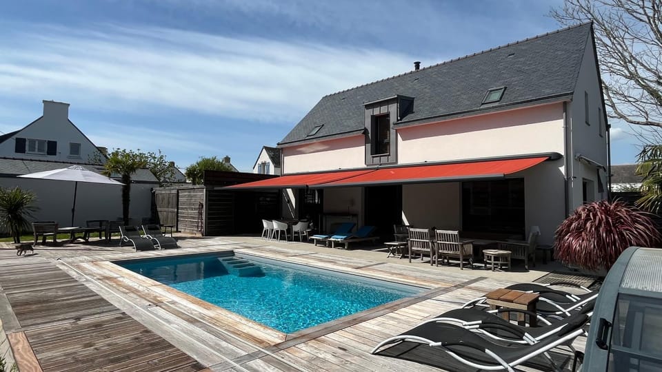 Property building, Patio, Day, Pool view, Swimming pool, sunbed