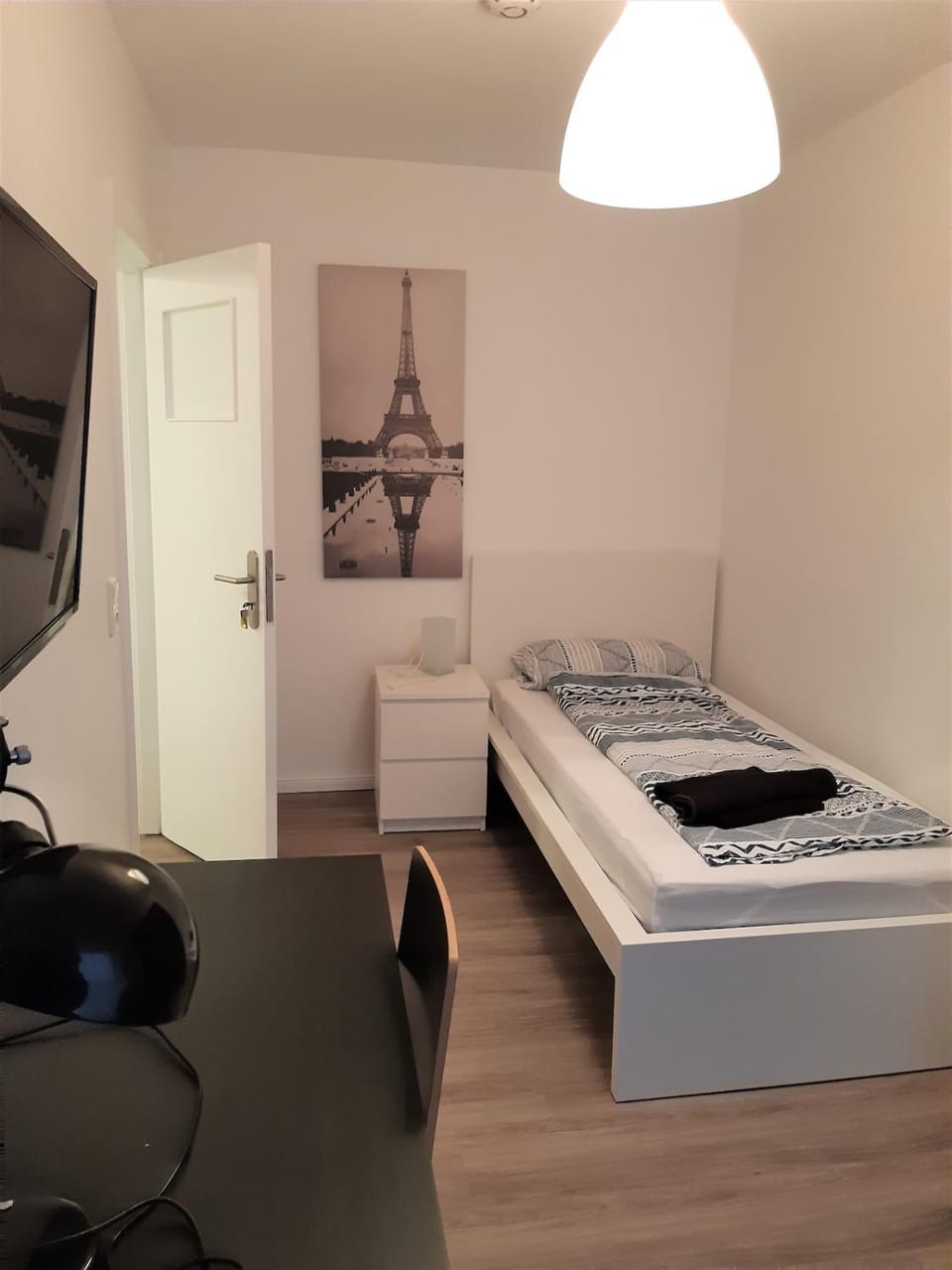 Bed, TV and multimedia, Photo of the whole room, Bedroom