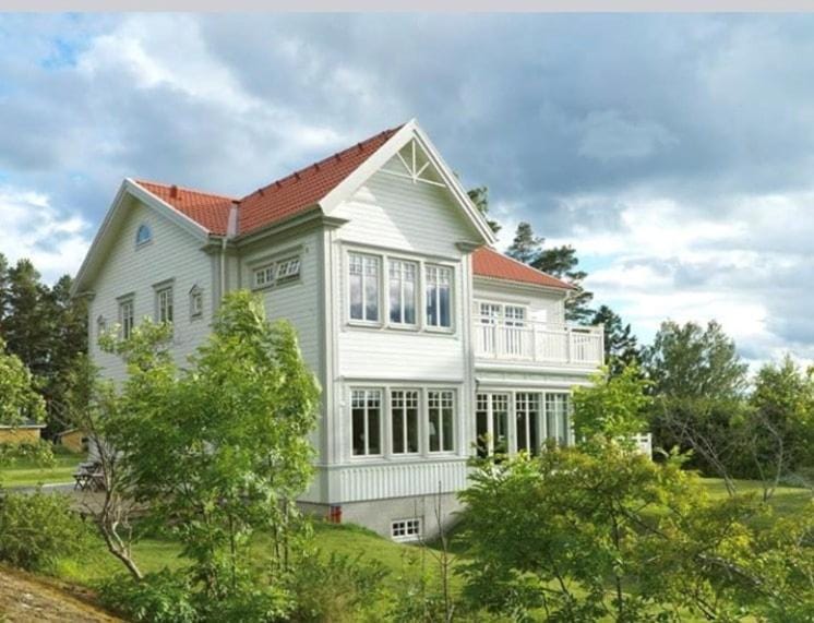 Exclusive villa with pool, seaview and big garden Villa in Stockholm County