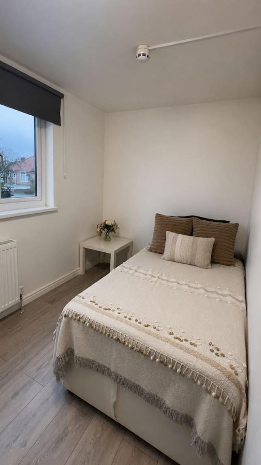 Shared House Near Greenford Station 4 Bedroom 3 Baths Apartment in Wembley