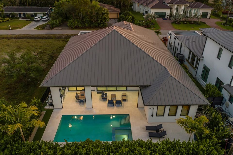 Morningside Luxury Escape with Heated pool & Office place Villa in Naples