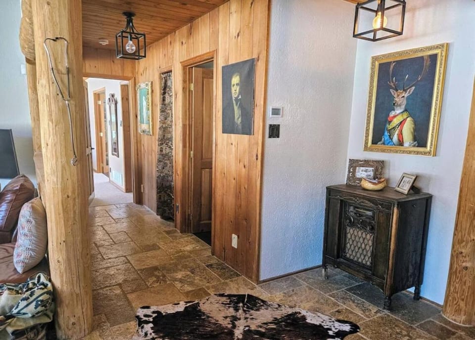 Private Lake Chalet with Sauna, Trails & Game Room House in Sainte-Agathe-des-Monts
