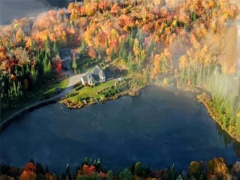 Private Lake Chalet with Sauna, Trails & Game Room House in Sainte-Agathe-des-Monts