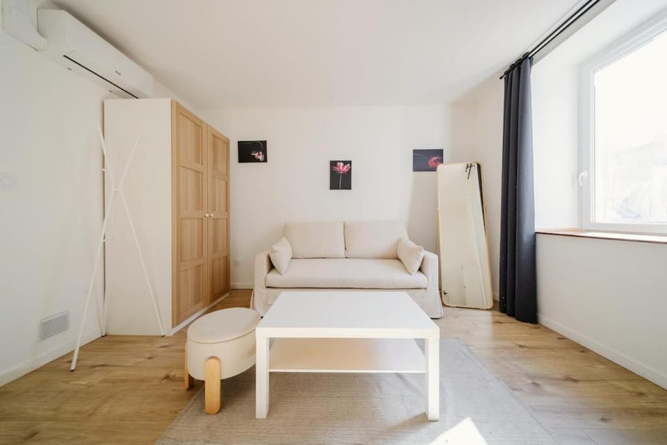 Studio for 2 people - Air-conditioned - Train station and city center Apartment in Auvergne-Rhône-Alpes