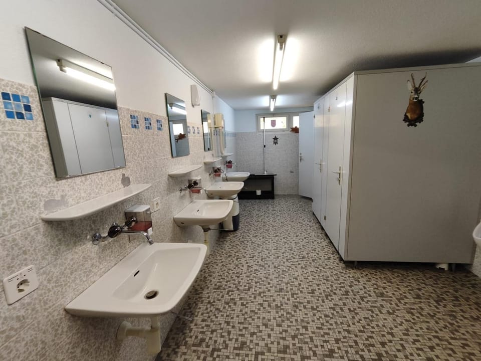 Shower, Toilet