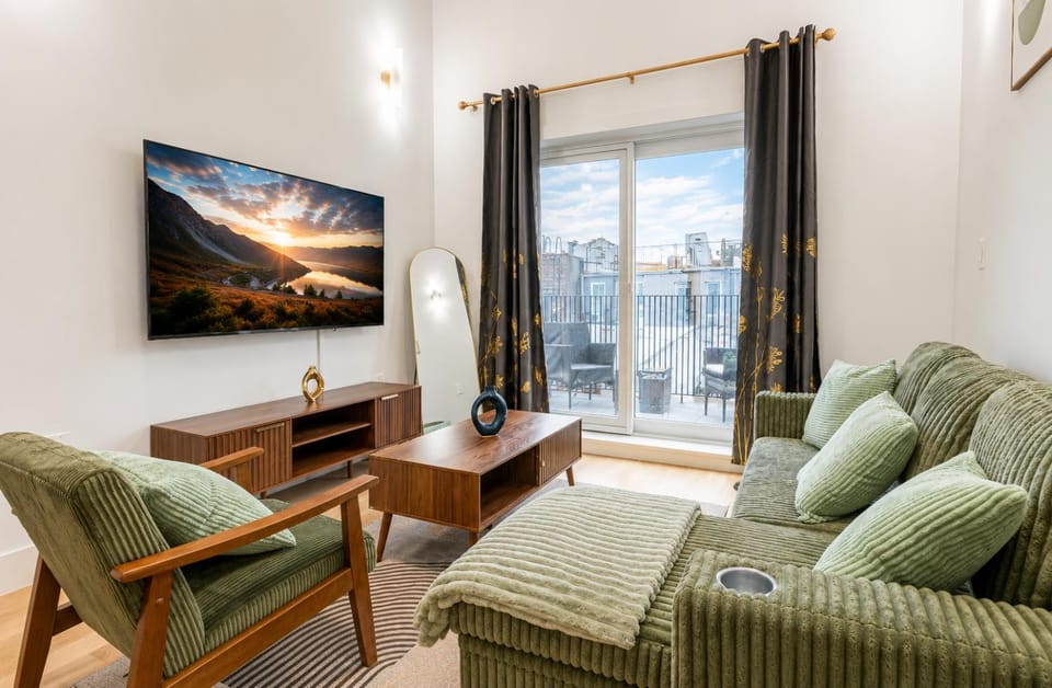 Communal lounge/ TV room, TV and multimedia, Living room, Seating area, Evening entertainment